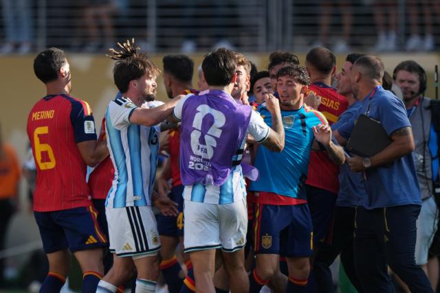 (260720) -- NEW JERSEY, July 20, 2026 (Xinhua) -- Players of both sides argue after the final match between Spain and Argentina at the 2026 FIFA World Cup at the New York New Jersey Stadium, the United States, July 19, 2026. (Xinhua/Huang Zongzhi)