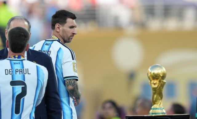 (260720) -- NEW JERSEY, July 20, 2026 (Xinhua) -- Lionel Messi (R) of Argentina watches the trophy after the final match between Spain and Argentina at the 2026 FIFA World Cup at the New York New Jersey Stadium, the United States, July 19, 2026. (Xinhua/Huang Zongzhi)
