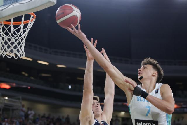 (260720) -- LJUBLJANA, July 20, 2026 (Xinhua) -- Vit Hrabar (R) of Slovenia goes for a layup during the final between Slovenia and Serbia at FIBA U20 EuroBasket 2026 in Ljubljana, Slovenia, July 19, 2026. (Photo by Zeljko Stevanic/Xinhua)
