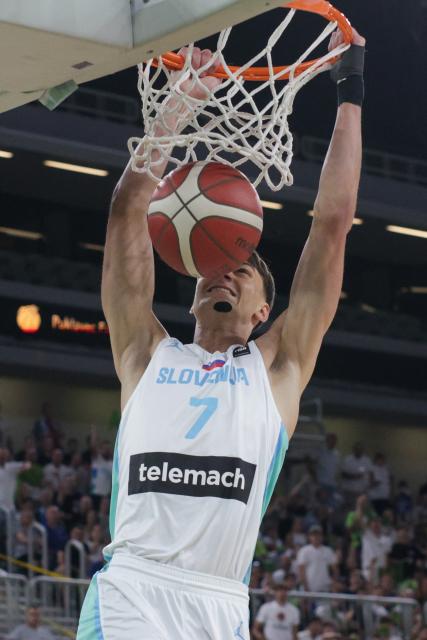 (260720) -- LJUBLJANA, July 20, 2026 (Xinhua) -- Vit Hrabar of Slovenia dunks during the final between Slovenia and Serbia at FIBA U20 EuroBasket 2026 in Ljubljana, Slovenia, July 19, 2026. (Photo by Zeljko Stevanic/Xinhua)