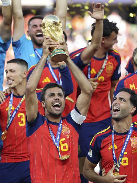 (260720) -- NEW JERSEY, July 20, 2026 (Xinhua) -- Rodri (L, bottom) of Spain celebrates during the awarding ceremony after the final match between Spain and Argentina at the 2026 FIFA World Cup at the New York New Jersey Stadium, the United States, July 19, 2026. (Xinhua/Cao Can)