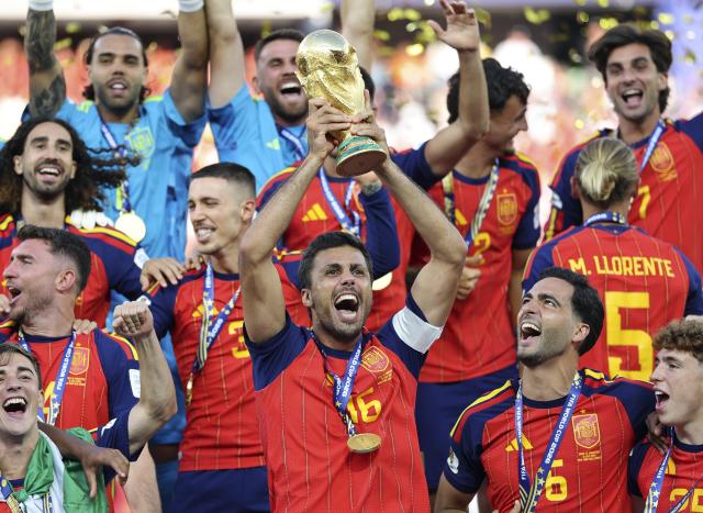 (260720) -- NEW JERSEY, July 20, 2026 (Xinhua) -- Players of Spain celebrate during the awarding ceremony after the final match between Spain and Argentina at the 2026 FIFA World Cup at the New York New Jersey Stadium, the United States, July 19, 2026. (Xinhua/Cao Can)