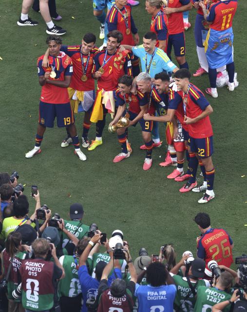 (260720) -- NEW JERSEY, July 20, 2026 (Xinhua) -- Players of Spain celebrate after the final match between Spain and Argentina at the 2026 FIFA World Cup at the New York New Jersey Stadium, the United States, July 19, 2026. (Xinhua/Xu Zijian)