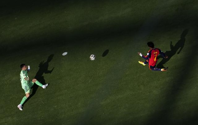 (260720) -- NEW JERSEY, July 20, 2026 (Xinhua) -- Ferran Torres (R) of Spain shoots during the final match between Spain and Argentina at the 2026 FIFA World Cup at the New York New Jersey Stadium, the United States, July 19, 2026. (Xinhua/Chen Yichen)