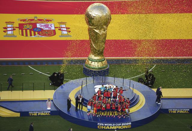 (260720) -- NEW JERSEY, July 20, 2026 (Xinhua) -- Team Spain celebrate during the awarding ceremony after the final match between Spain and Argentina at the 2026 FIFA World Cup at the New York New Jersey Stadium, the United States, July 19, 2026. (Xinhua/Xu Chang)