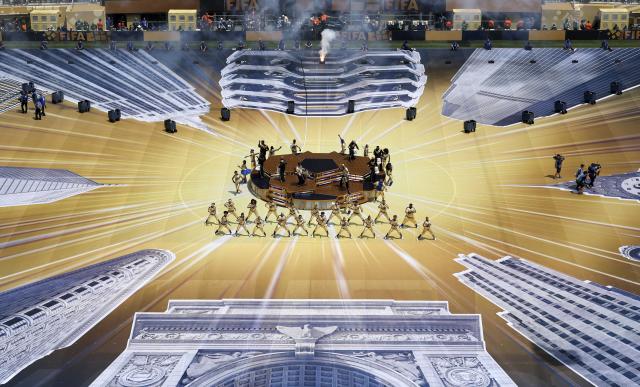 (260720) -- NEW JERSEY, July 20, 2026 (Xinhua) -- Actors perform before the final match between Spain and Argentina at the 2026 FIFA World Cup at the New York New Jersey Stadium, the United States, July 19, 2026. (Xinhua/Xu Zijian)