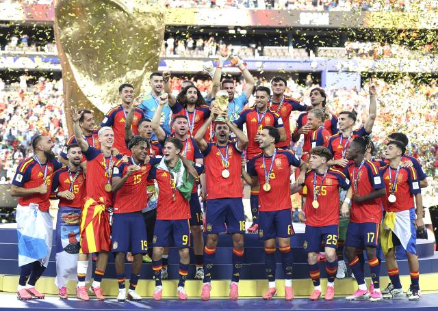 (260720) -- NEW JERSEY, July 20, 2026 (Xinhua) -- Players of Spain celebrate during the awarding ceremony after the final match between Spain and Argentina at the 2026 FIFA World Cup at the New York New Jersey Stadium, the United States, July 19, 2026. (Xinhua/Cao Can)