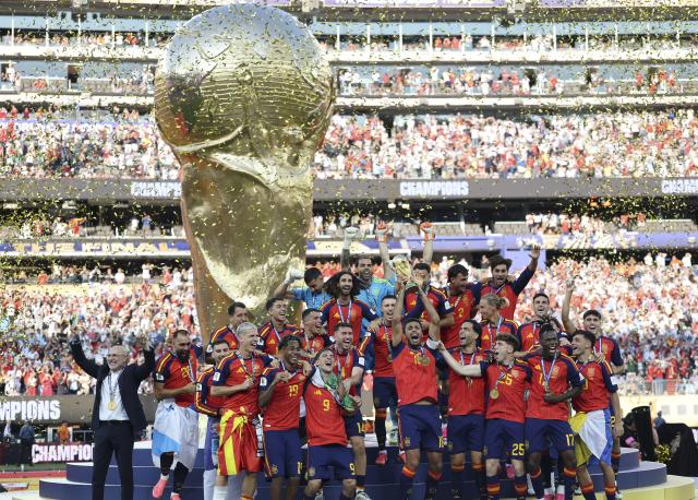 (260720) -- NEW JERSEY, July 20, 2026 (Xinhua) -- Players of Spain celebrate during the awarding ceremony after the final match between Spain and Argentina at the 2026 FIFA World Cup at the New York New Jersey Stadium, the United States, July 19, 2026. (Xinhua/Cao Can)