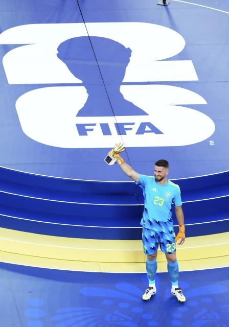 (260720) -- NEW JERSEY, July 20, 2026 (Xinhua) -- Unai Simon of Spain poses during the awarding ceremony after the final match between Spain and Argentina at the 2026 FIFA World Cup at the New York New Jersey Stadium, the United States, July 19, 2026. (Xinhua/Xu Chang)