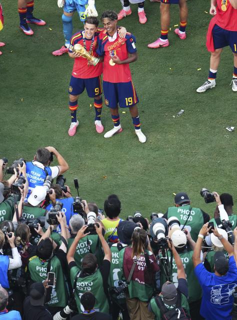 (260720) -- NEW JERSEY, July 20, 2026 (Xinhua) -- Gavi (L) and Lamine Yamal of Spain celebrate after the final match between Spain and Argentina at the 2026 FIFA World Cup at the New York New Jersey Stadium, the United States, July 19, 2026. (Xinhua/Xu Chang)