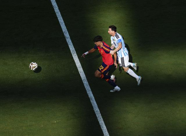 (260720) -- NEW JERSEY, July 20, 2026 (Xinhua) -- Pau Cubarsi (L) of Spain vies with Lionel Messi of Argentina during the final match between Spain and Argentina at the 2026 FIFA World Cup at the New York New Jersey Stadium, the United States, July 19, 2026. (Xinhua/Xu Chang)