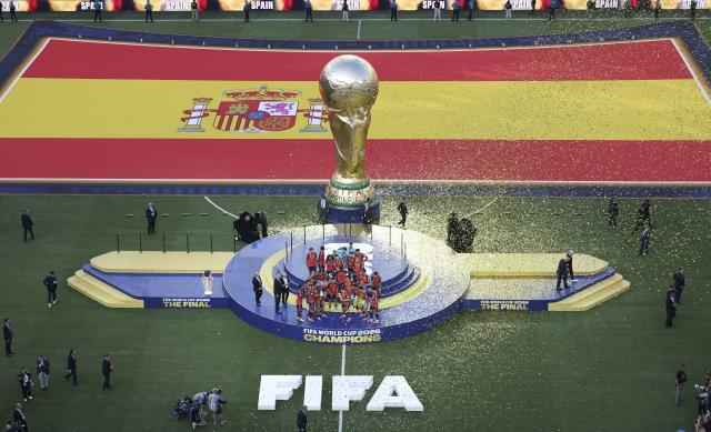(260720) -- NEW JERSEY, July 20, 2026 (Xinhua) -- Team Spain celebrates during the awarding ceremony after the final match between Spain and Argentina at the 2026 FIFA World Cup at the New York New Jersey Stadium, the United States, July 19, 2026. (Xinhua/Xu Zijian)