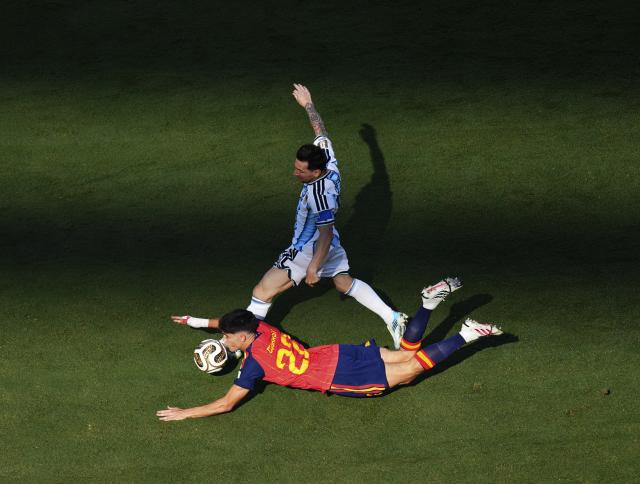 (260720) -- NEW JERSEY, July 20, 2026 (Xinhua) -- Pau Cubarsi (bottom) of Spain falls down during the final match between Spain and Argentina at the 2026 FIFA World Cup at the New York New Jersey Stadium, the United States, July 19, 2026. (Xinhua/Xu Chang)