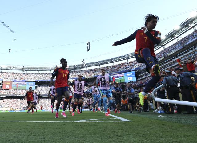 (260720) -- NEW JERSEY, July 20, 2026 (Xinhua) -- Ferran Torres (1st R) of Spain celebrates a score during the final match between Spain and Argentina at the 2026 FIFA World Cup at the New York New Jersey Stadium, the United States, July 19, 2026. (Xinhua/Cao Can)
