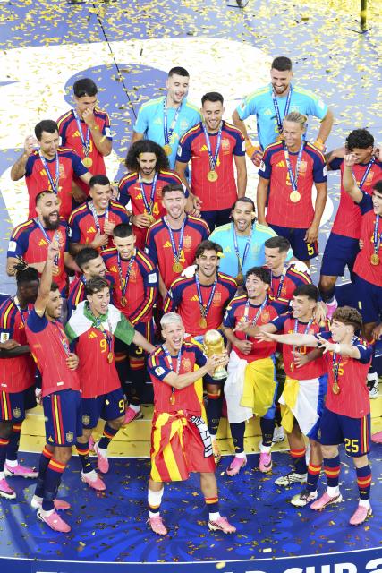 (260720) -- NEW JERSEY, July 20, 2026 (Xinhua) -- Team Spain celebrates during the awarding ceremony after the final match between Spain and Argentina at the 2026 FIFA World Cup at the New York New Jersey Stadium, the United States, July 19, 2026. (Xinhua/Xu Chang)