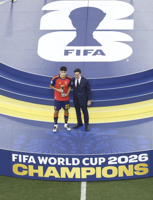 (260720) -- NEW JERSEY, July 20, 2026 (Xinhua) -- Pau Cubarsi (L) of Spain poses during the awarding ceremony after the final match between Spain and Argentina at the 2026 FIFA World Cup at the New York New Jersey Stadium, the United States, July 19, 2026. (Xinhua/Xu Zijian)
