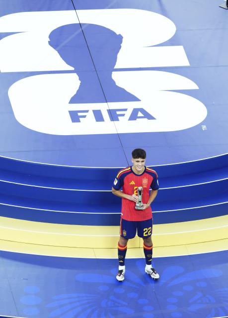 (260720) -- NEW JERSEY, July 20, 2026 (Xinhua) -- Pau Cubarsi of Spain poses during the awarding ceremony after the final match between Spain and Argentina at the 2026 FIFA World Cup at the New York New Jersey Stadium, the United States, July 19, 2026. (Xinhua/Xu Chang)