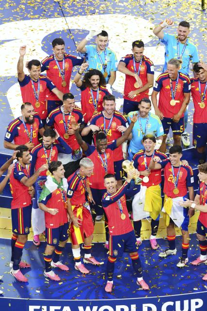 (260720) -- NEW JERSEY, July 20, 2026 (Xinhua) -- Team Spain celebrates during the awarding ceremony after the final match between Spain and Argentina at the 2026 FIFA World Cup at the New York New Jersey Stadium, the United States, July 19, 2026. (Xinhua/Xu Chang)