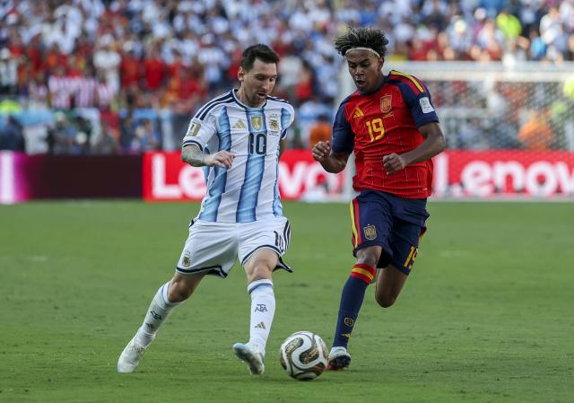 (260720) -- NEW JERSEY, July 20, 2026 (Xinhua) -- Lamine Yamal (R) of Spain vies with Lionel Messi of Argentina during the final match between Spain and Argentina at the 2026 FIFA World Cup at the New York New Jersey Stadium, the United States, July 19, 2026. (Xinhua/Li Ming)