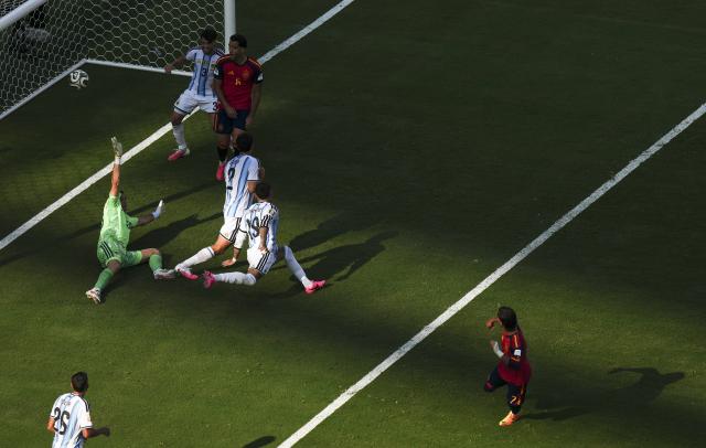 (260720) -- NEW JERSEY, July 20, 2026 (Xinhua) -- Ferran Torres (1st R) of Spain shoots to score during the final match between Spain and Argentina at the 2026 FIFA World Cup at the New York New Jersey Stadium, the United States, July 19, 2026. (Xinhua/Xu Chang)