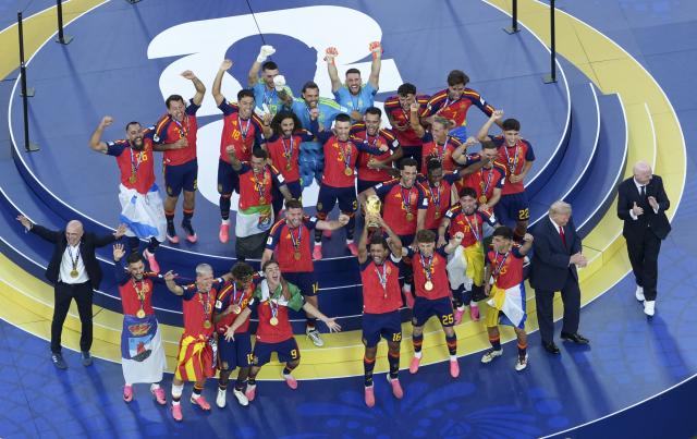 (260720) -- NEW JERSEY, July 20, 2026 (Xinhua) -- Players of Spain celebrate during the awarding ceremnoy after the final match between Spain and Argentina at the 2026 FIFA World Cup at the New York New Jersey Stadium, the United States, July 19, 2026. (Xinhua/Chen Yichen)