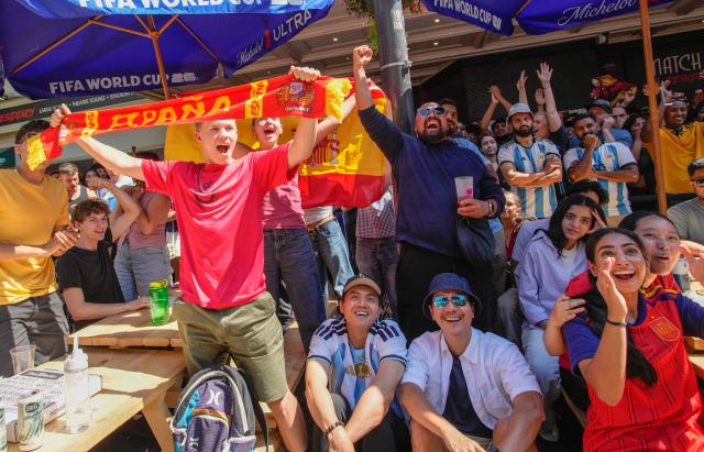 (260720) -- VANCOUVER, July 20, 2026 (Xinhua) -- Football fans react while watching the live broadcast of the final match of the 2026 FIFA World Cup between Spain and Argentina in Vancouver, Canada, on July 19, 2026. (Photo by Liang Sen/Xinhua)