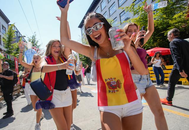 (260720) -- VANCOUVER, July 20, 2026 (Xinhua) -- Fans of team Spain celebrate after Spain defeated Argentina in the final match of the 2026 FIFA World Cup in Vancouver, Canada, on July 19, 2026. (Photo by Liang Sen/Xinhua)