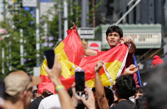 (260720) -- VANCOUVER, July 20, 2026 (Xinhua) -- Fans of team Spain celebrate after Spain defeated Argentina in the final match of the 2026 FIFA World Cup in Vancouver, Canada, on July 19, 2026. (Photo by Liang Sen/Xinhua)