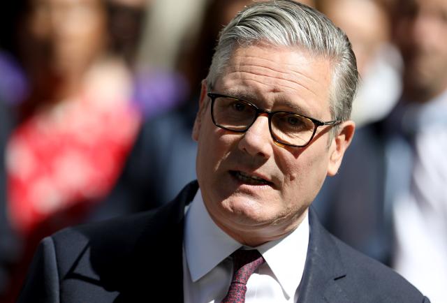 (260720) -- LONDON, July 20, 2026 (Xinhua) -- Keir Starmer delivers a farewell speech outside 10 Downing Street in London, Britain, July 20, 2026.
  British Prime Minister Keir Starmer tendered his resignation to King Charles III at Buckingham Palace on Monday after delivering a farewell speech outside 10 Downing Street. (Xinhua/Li Ying)