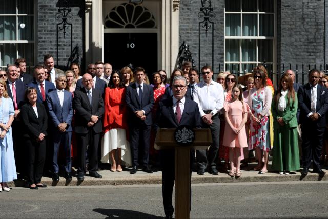 (260720) -- LONDON, July 20, 2026 (Xinhua) -- Keir Starmer delivers a farewell speech outside 10 Downing Street in London, Britain, July 20, 2026.
  British Prime Minister Keir Starmer tendered his resignation to King Charles III at Buckingham Palace on Monday after delivering a farewell speech outside 10 Downing Street. (Xinhua/Li Ying)