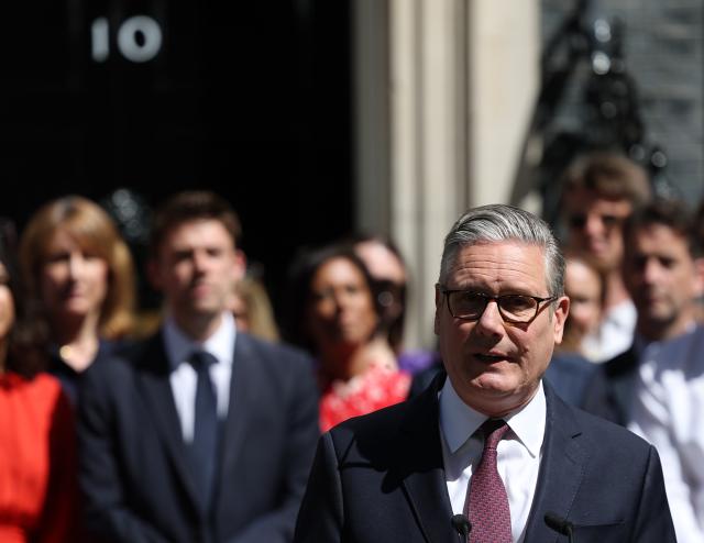 (260720) -- LONDON, July 20, 2026 (Xinhua) -- Keir Starmer delivers a farewell speech outside 10 Downing Street in London, Britain, July 20, 2026.
  British Prime Minister Keir Starmer tendered his resignation to King Charles III at Buckingham Palace on Monday after delivering a farewell speech outside 10 Downing Street. (Xinhua/Li Ying)
