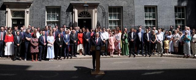 (260720) -- LONDON, July 20, 2026 (Xinhua) -- Keir Starmer delivers a farewell speech outside 10 Downing Street in London, Britain, July 20, 2026.
  British Prime Minister Keir Starmer tendered his resignation to King Charles III at Buckingham Palace on Monday after delivering a farewell speech outside 10 Downing Street. (Xinhua/Li Ying)