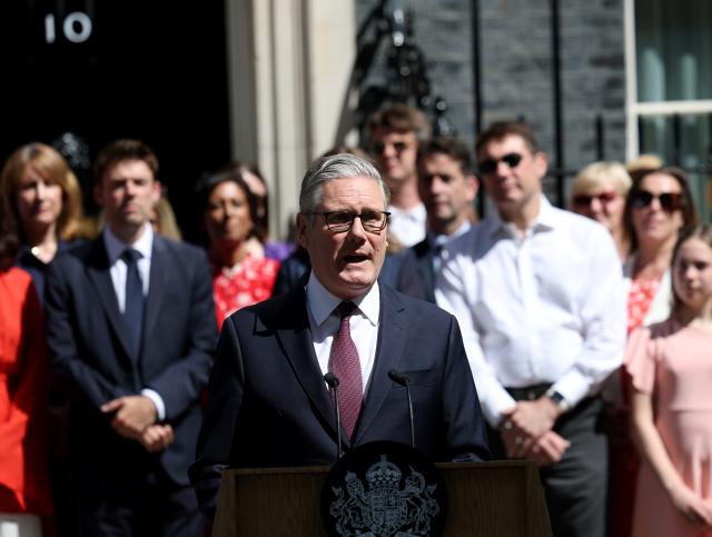 (260720) -- LONDON, July 20, 2026 (Xinhua) -- Keir Starmer delivers a farewell speech outside 10 Downing Street in London, Britain, July 20, 2026.
  British Prime Minister Keir Starmer tendered his resignation to King Charles III at Buckingham Palace on Monday after delivering a farewell speech outside 10 Downing Street. (Xinhua/Li Ying)