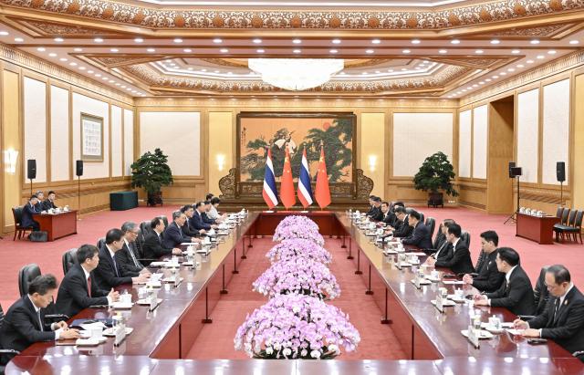 (260720) -- BEIJING, July 20, 2026 (Xinhua) -- Chinese Premier Li Qiang holds talks with Prime Minister of the Kingdom of Thailand Anutin Charnvirakul, who is on an official visit to China, at the Great Hall of the People in Beijing, capital of China, July 20, 2026. (Xinhua/Yin Bogu)