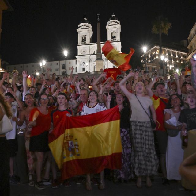 (260720) -- ROME, July 20, 2026 (Xinhua) -- Fans of team Spain celebrate after Spain defeated Argentina in the final match of the 2026 FIFA World Cup at Piazza di Spagna, Rome, Italy on July 19, 2026. (Photo by Alberto Lingria/Xinhua)