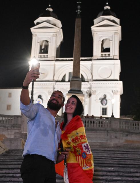 (260720) -- ROME, July 20, 2026 (Xinhua) -- Fans of team Spain take selfies after Spain defeated Argentina in the final match of the 2026 FIFA World Cup at Piazza di Spagna, Rome, Italy on July 19, 2026. (Photo by Alberto Lingria/Xinhua)
