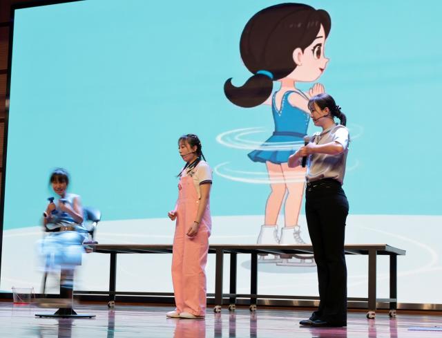 (260720) -- SHENYANG, July 20, 2026 (Xinhua) -- A visitor (L) takes part in a game themed on rotational inertia at Liaoning Science and Technology Museum in Shenyang, northeast China's Liaoning Province, July 19, 2026.
  Many students came to Liaoning Science and Technology Museum during the summer holiday season to boost their scientific literacy through interactive exhibits and hands-on science experiments. (Xinhua/Li Gang)