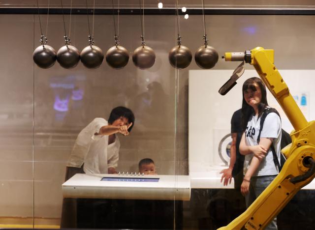 (260720) -- SHENYANG, July 20, 2026 (Xinhua) -- Visitors watch the display of conservation of energy at Liaoning Science and Technology Museum in Shenyang, northeast China's Liaoning Province, July 19, 2026.
  Many students came to Liaoning Science and Technology Museum during the summer holiday season to boost their scientific literacy through interactive exhibits and hands-on science experiments. (Xinhua/Li Gang)