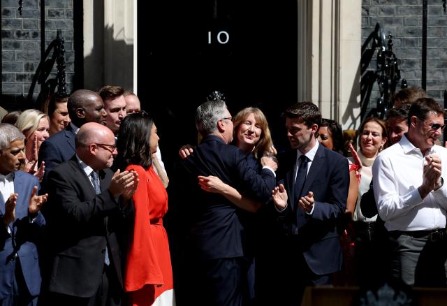 (260720) -- LONDON, July 20, 2026 (Xinhua) -- Keir Starmer hugs British Chancellor of the Exchequer Rachel Reeves after delivering a farewell speech outside 10 Downing Street in London, Britain, July 20, 2026.
  British Prime Minister Keir Starmer tendered his resignation to King Charles III at Buckingham Palace on Monday after delivering a farewell speech outside 10 Downing Street. (Xinhua/Li Ying)