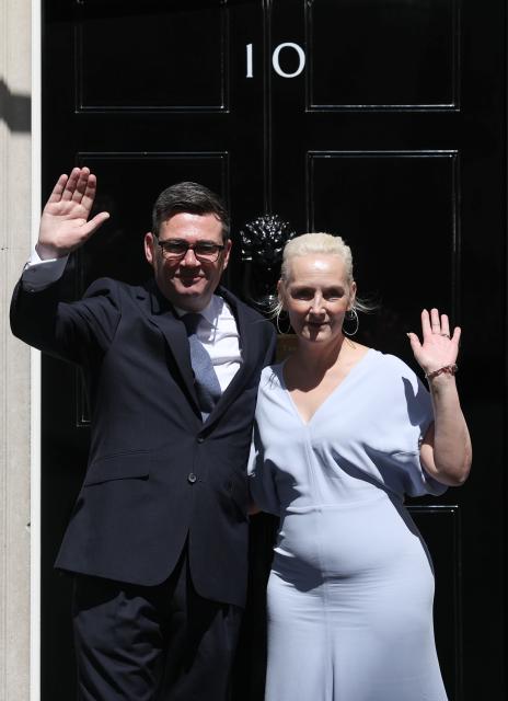 (260720) -- LONDON, July 20, 2026 (Xinhua) -- Andy Burnham and his wife wave to the crowd outside 10 Downing Street in London, Britain, July 20, 2026. British Labour Party leader Andy Burnham officially became Britain's prime minister on Monday after King Charles III invited him to form a government. (Xinhua/Li Ying)
