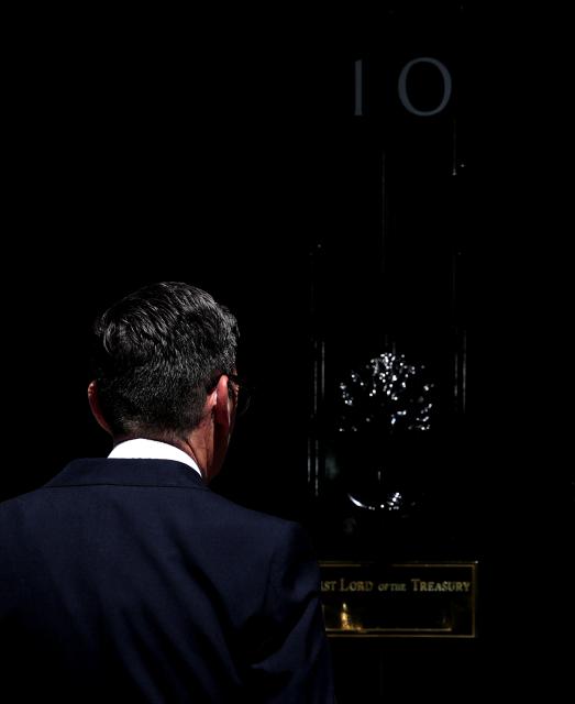 (260720) -- LONDON, July 20, 2026 (Xinhua) -- Andy Burnham enters 10 Downing Street after delivering his first speech as British prime minister in London, Britain, July 20, 2026. British Labour Party leader Andy Burnham officially became Britain's prime minister on Monday after King Charles III invited him to form a government. (Xinhua/Li Ying)