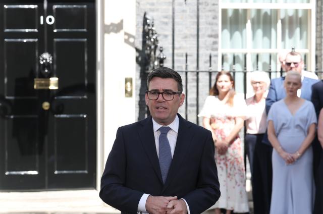 (260720) -- LONDON, July 20, 2026 (Xinhua) -- Andy Burnham delivers his first speech as British prime minister outside 10 Downing Street in London, Britain, July 20, 2026. British Labour Party leader Andy Burnham officially became Britain's prime minister on Monday after King Charles III invited him to form a government. (Xinhua/Li Ying)