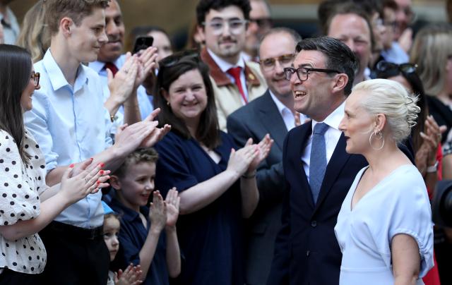 (260720) -- LONDON, July 20, 2026 (Xinhua) -- Andy Burnham and his wife receive greetings from the crowd outside 10 Downing Street in London, Britain, July 20, 2026. British Labour Party leader Andy Burnham officially became Britain's prime minister on Monday after King Charles III invited him to form a government. (Xinhua/Li Ying)