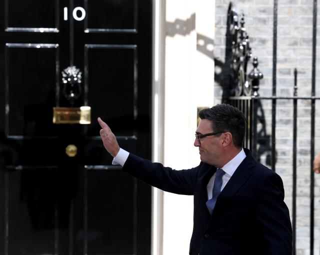 (260720) -- LONDON, July 20, 2026 (Xinhua) -- Andy Burnham waves to the crowd outside 10 Downing Street in London, Britain, July 20, 2026. British Labour Party leader Andy Burnham officially became Britain's prime minister on Monday after King Charles III invited him to form a government. (Xinhua/Li Ying)