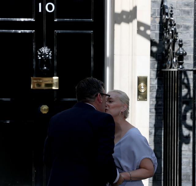 (260720) -- LONDON, July 20, 2026 (Xinhua) -- Andy Burnham kisses his wife outside 10 Downing Street in London, Britain, July 20, 2026. British Labour Party leader Andy Burnham officially became Britain's prime minister on Monday after King Charles III invited him to form a government. (Xinhua/Li Ying)