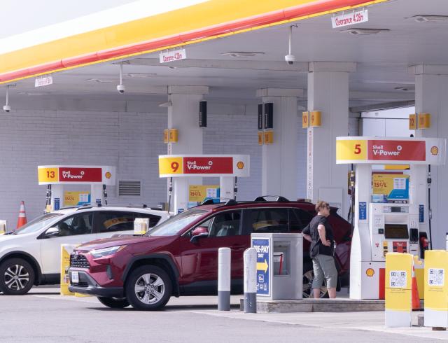 (260720) -- TORONTO, July 20, 2026 (Xinhua) -- A woman refuels a vehicle at a gas station in Toronto, Canada, July 20, 2026. Canada's Consumer Price Index (CPI) increased 2.8 percent year over year in June, following a 3.2 percent gain in May, Statistics Canada said Monday. (Photo by Zou Zheng/Xinhua)