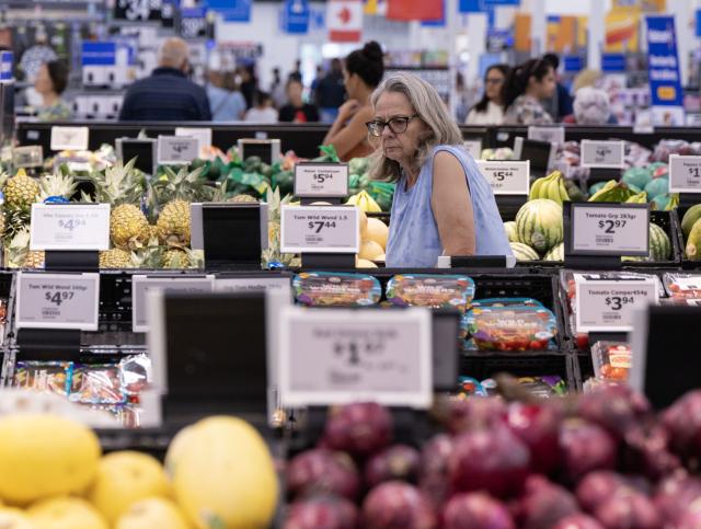 (260720) -- TORONTO, July 20, 2026 (Xinhua) -- A customer shops at a Walmart store in Toronto, Canada, July 20, 2026. Canada's Consumer Price Index (CPI) increased 2.8 percent year over year in June, following a 3.2 percent gain in May, Statistics Canada said Monday. (Photo by Zou Zheng/Xinhua)