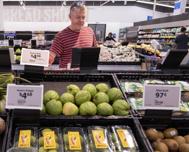 (260720) -- TORONTO, July 20, 2026 (Xinhua) -- A customer shops at a Walmart store in Toronto, Canada, July 20, 2026. Canada's Consumer Price Index (CPI) increased 2.8 percent year over year in June, following a 3.2 percent gain in May, Statistics Canada said Monday. (Photo by Zou Zheng/Xinhua)