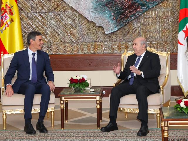 (260720) -- ALGIERS, July 20, 2026 (Xinhua) -- Algerian President Abdelmadjid Tebboune (R) meets with visiting Spanish Prime Minister Pedro Sanchez in Algiers, Algeria, on July 20, 2026. (Algerian Presidency/Handout via Xinhua)
