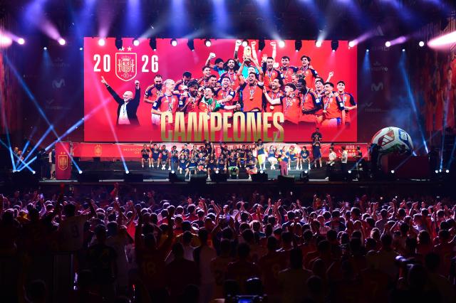(260721) -- MADRID, July 21, 2026 (Xinhua) -- Players of Spain attend the celebrations after winning the 2026 FIFA World Cup in Madrid, Spain, on July 20, 2026. (Photo by Gustavo Valiente/Xinhua)